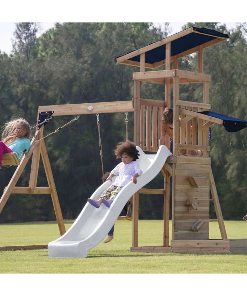 Lastele mõeldud puidust mänguväljak