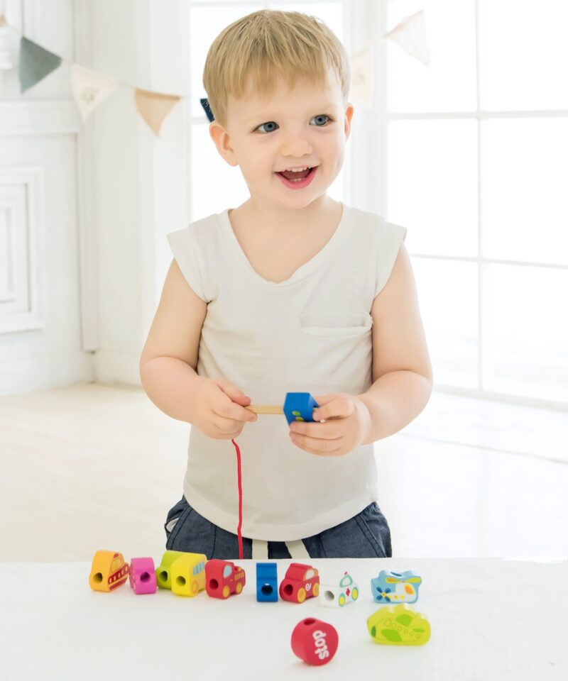 Lapsed mängivad puidust klotsidega