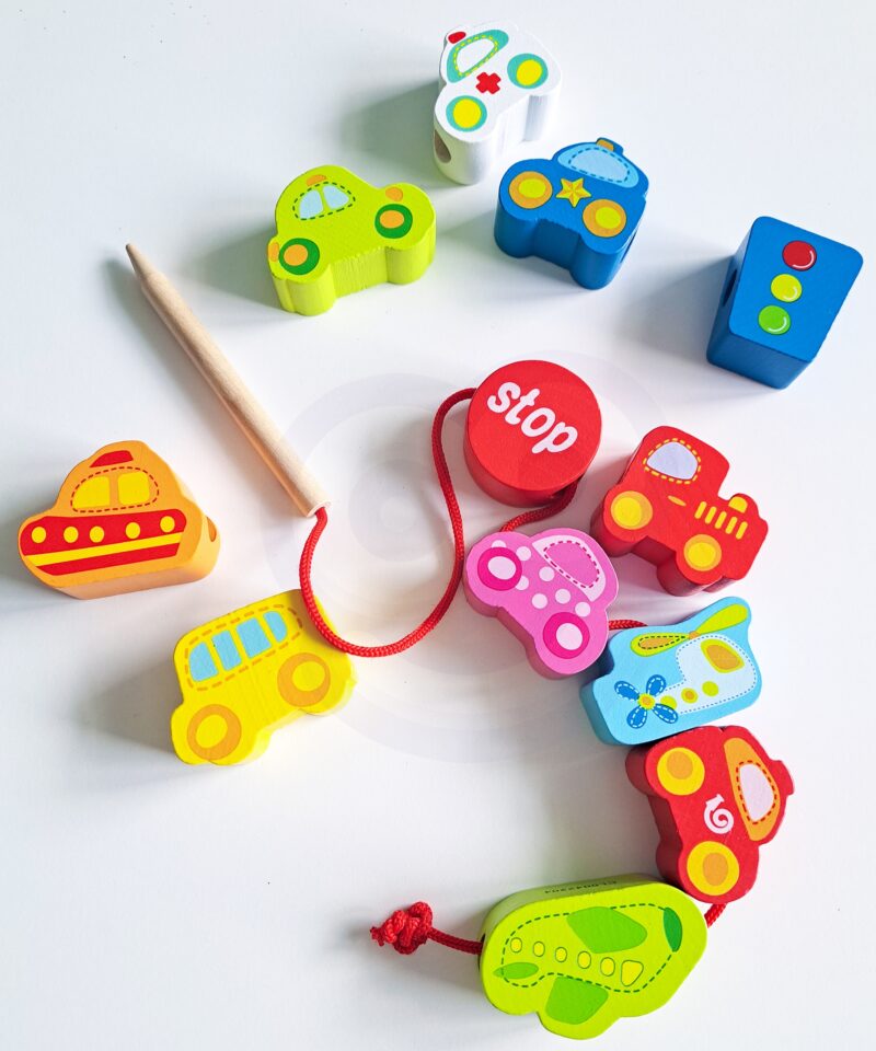 Värvilised puidust klotsid nöörile