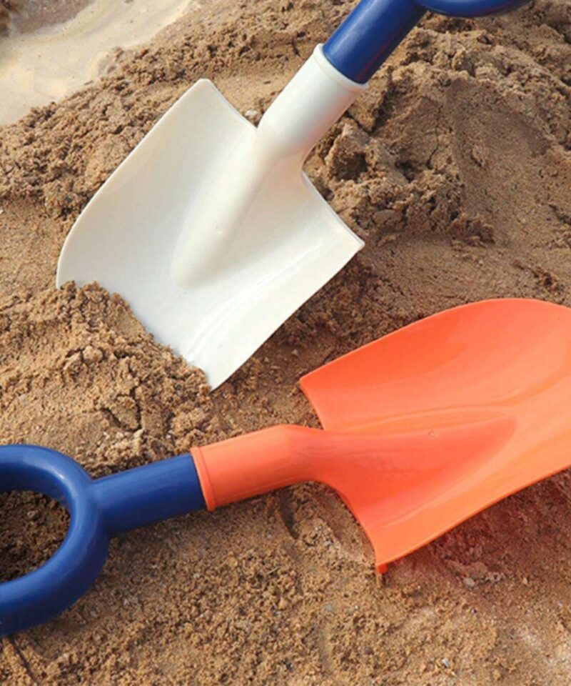 Oranž liivakühvel rannas mängimiseks