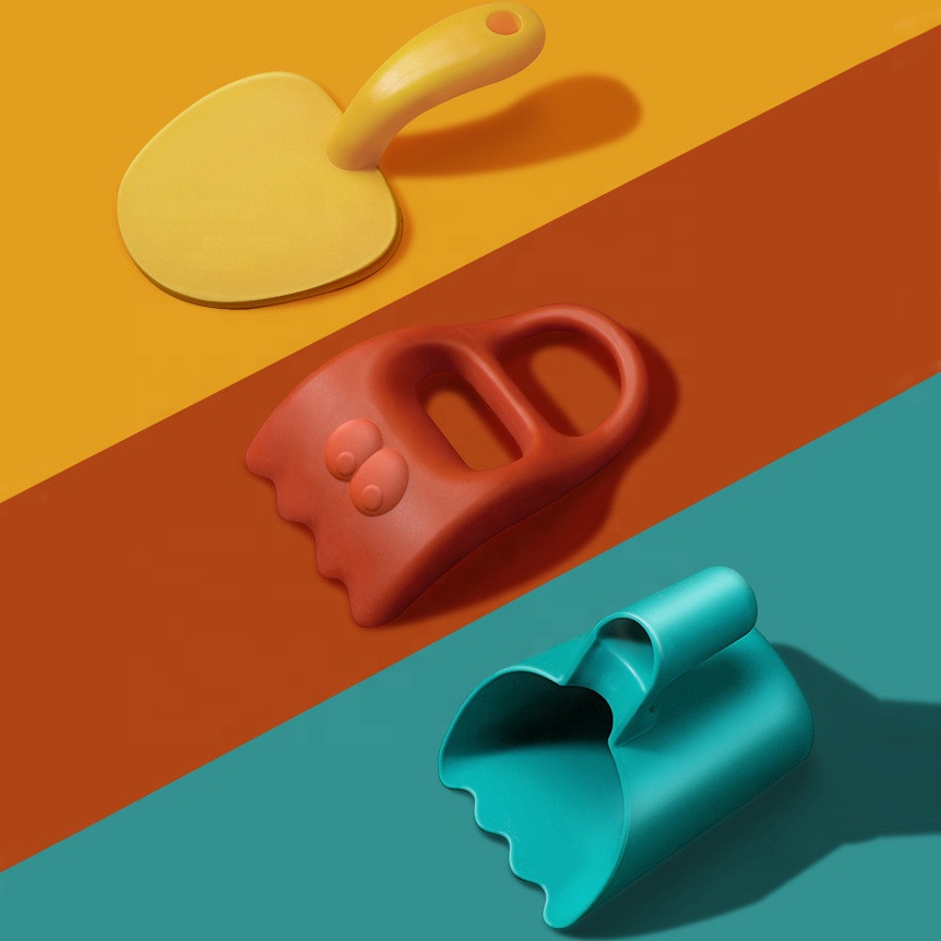 Lapsed mängivad liivaga