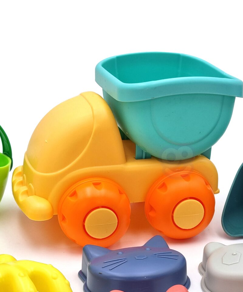 Komplekt sisaldab mänguautot ja tööriistu