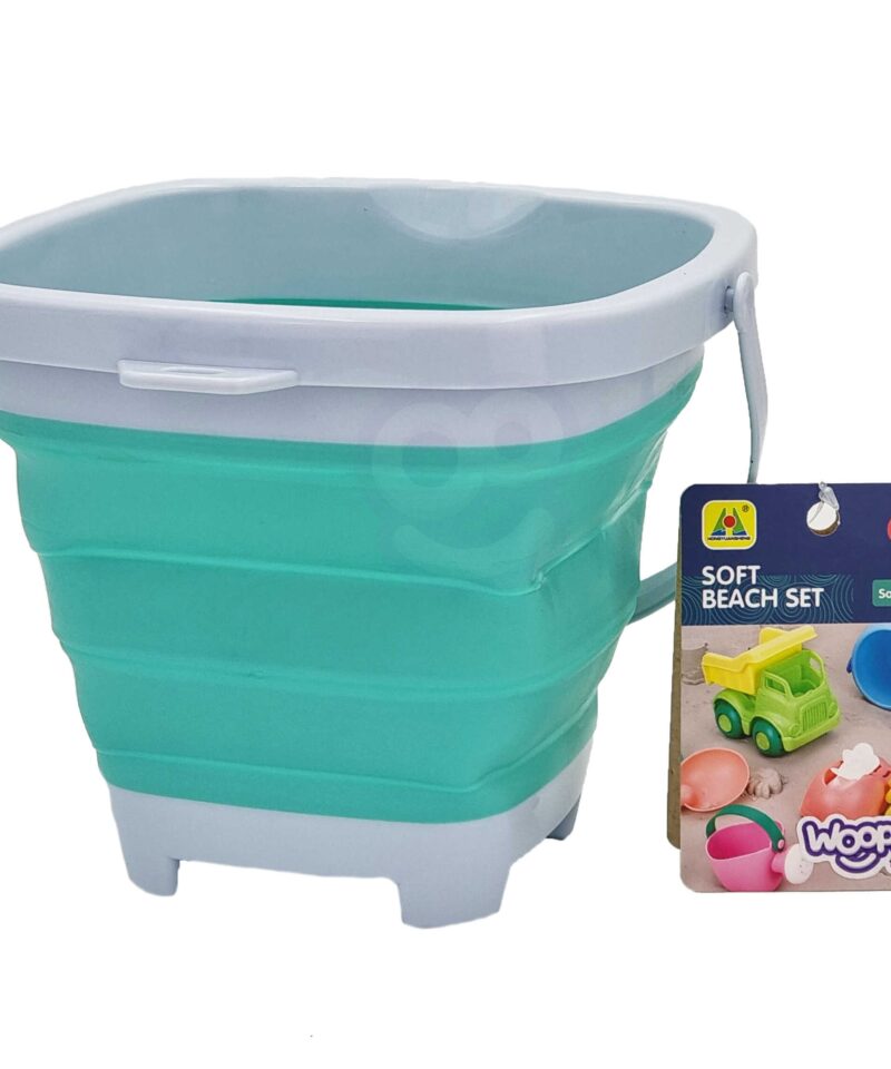 Kokkupandav sinine ämber lastele rannas