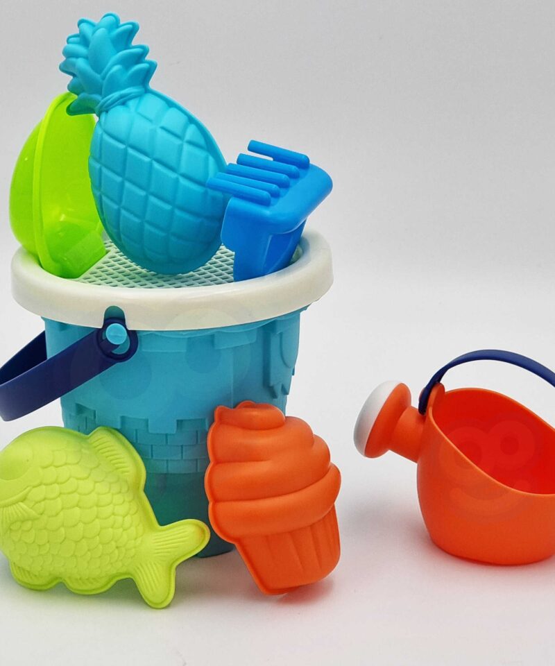 Lapsed mängivad liivaga käruga