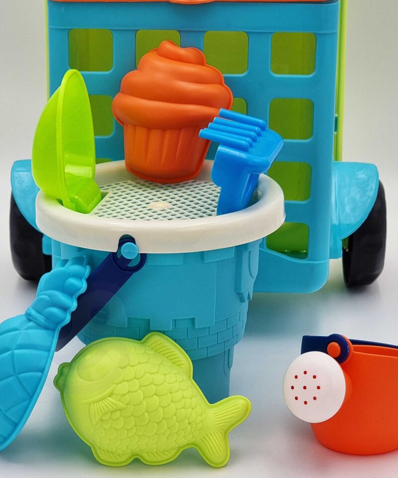 Liivamänguasjad rannas ja aias