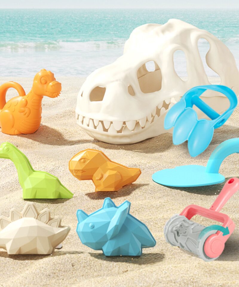 Lapsed mängivad dinosauruste liivakomplektiga