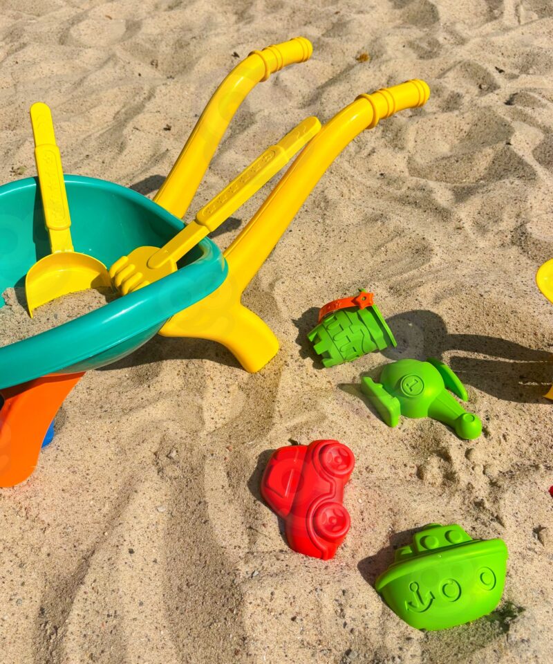 Lapsed mängivad liivamängu komplektiga