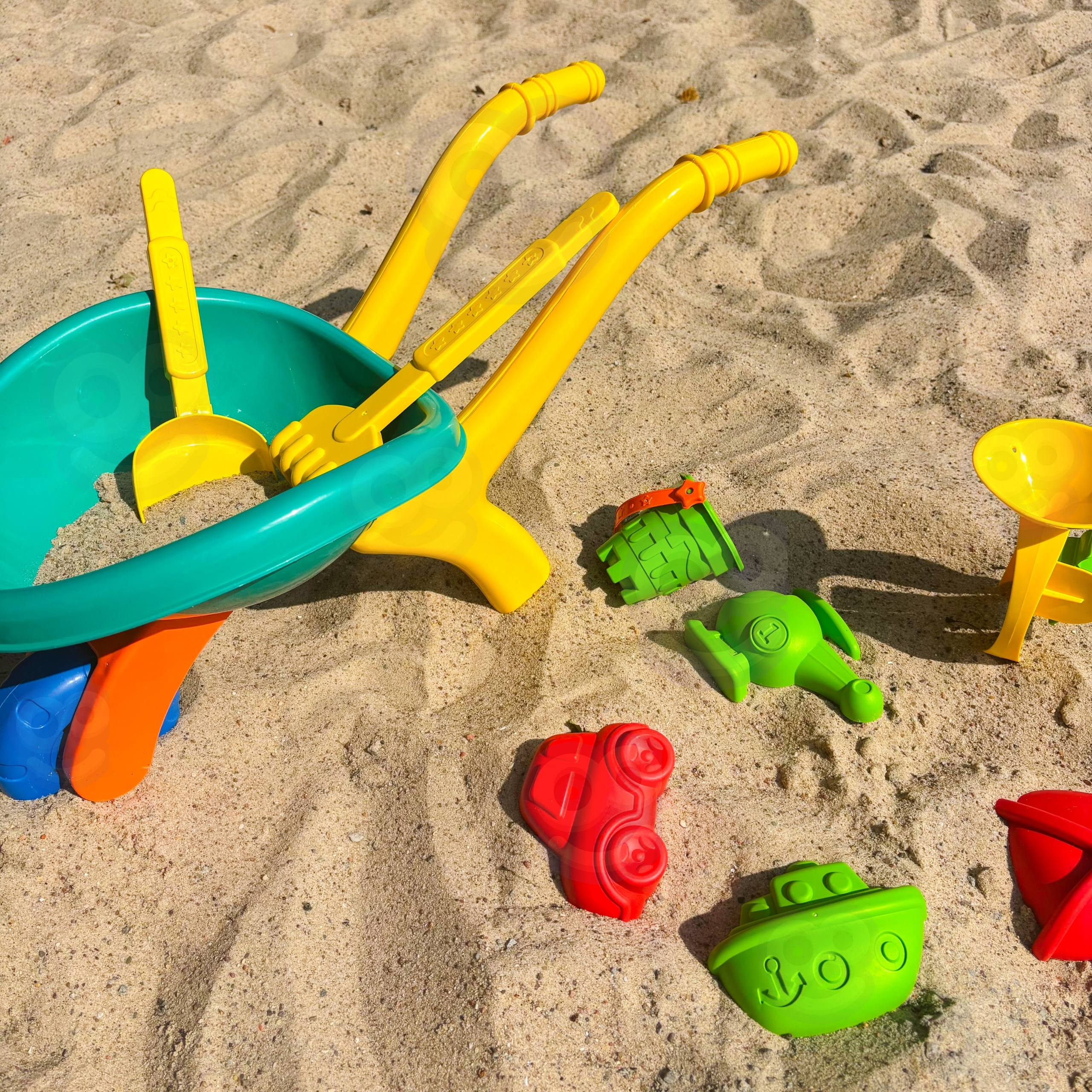 Lapsed mängivad liivamängu komplektiga