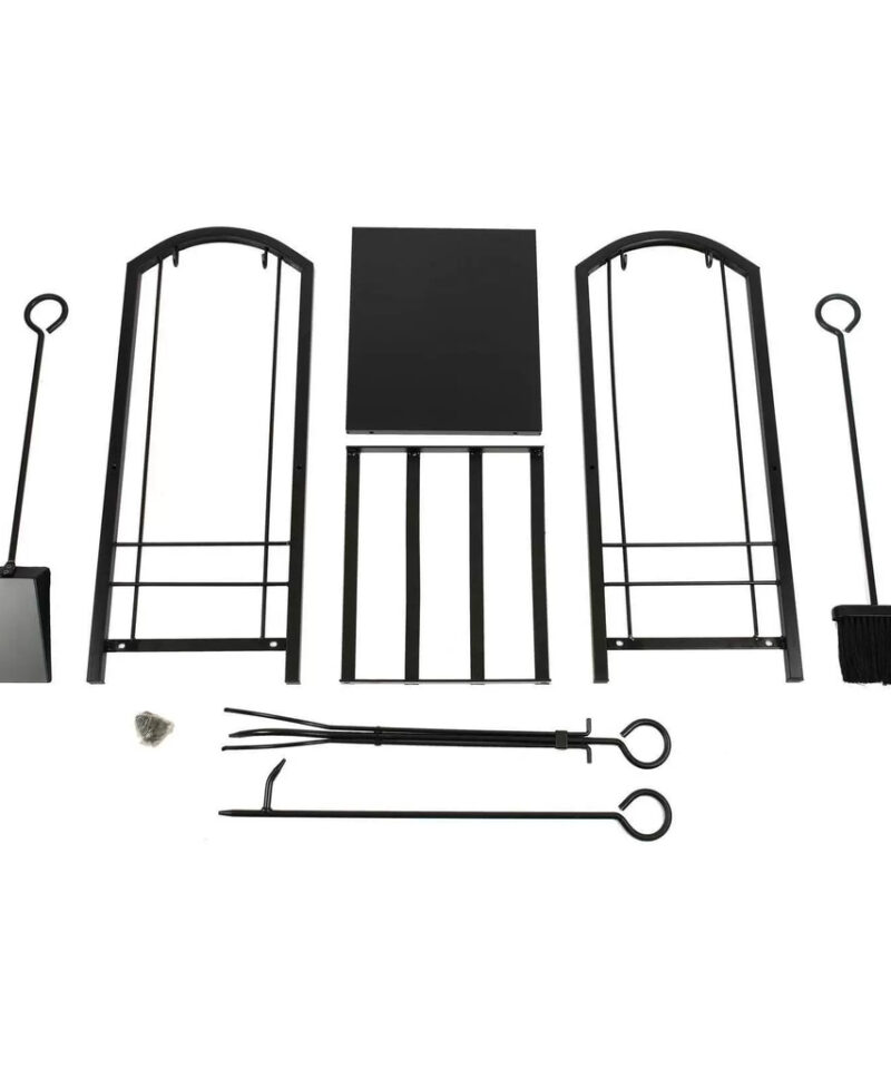 Metallist kaminapuude hoidik elutoas