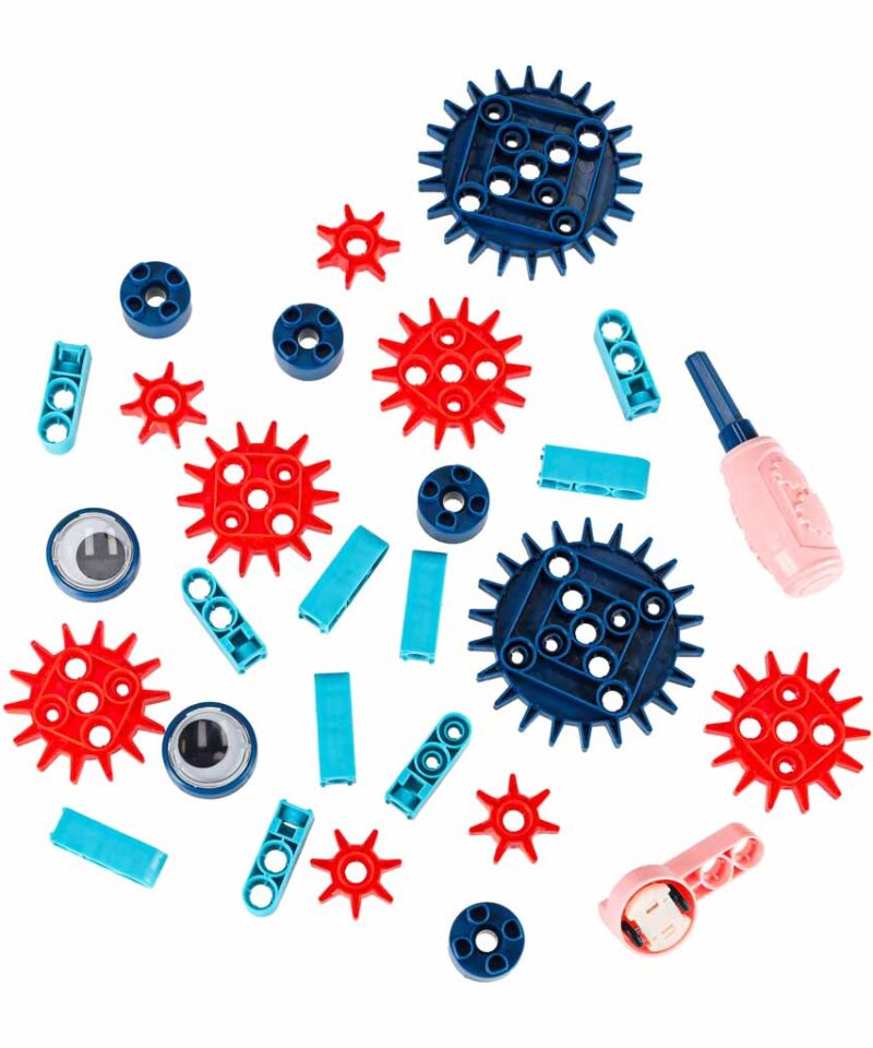 Lapsed mängivad mootoriga ehitusklotsidega