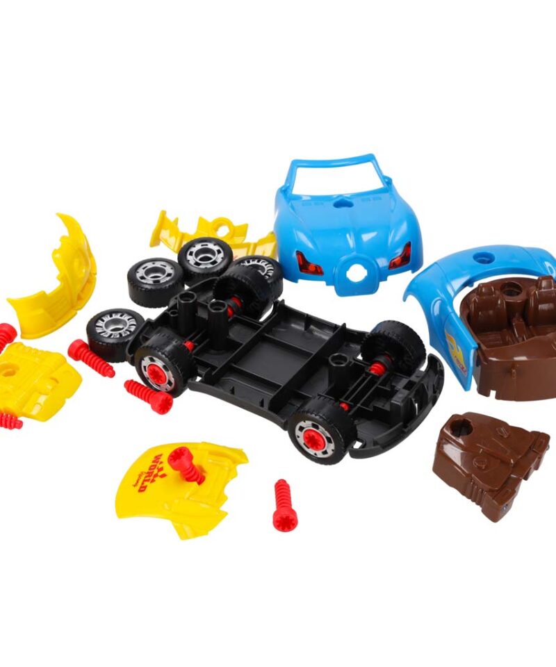 Laps mängib sportauto komplektiga