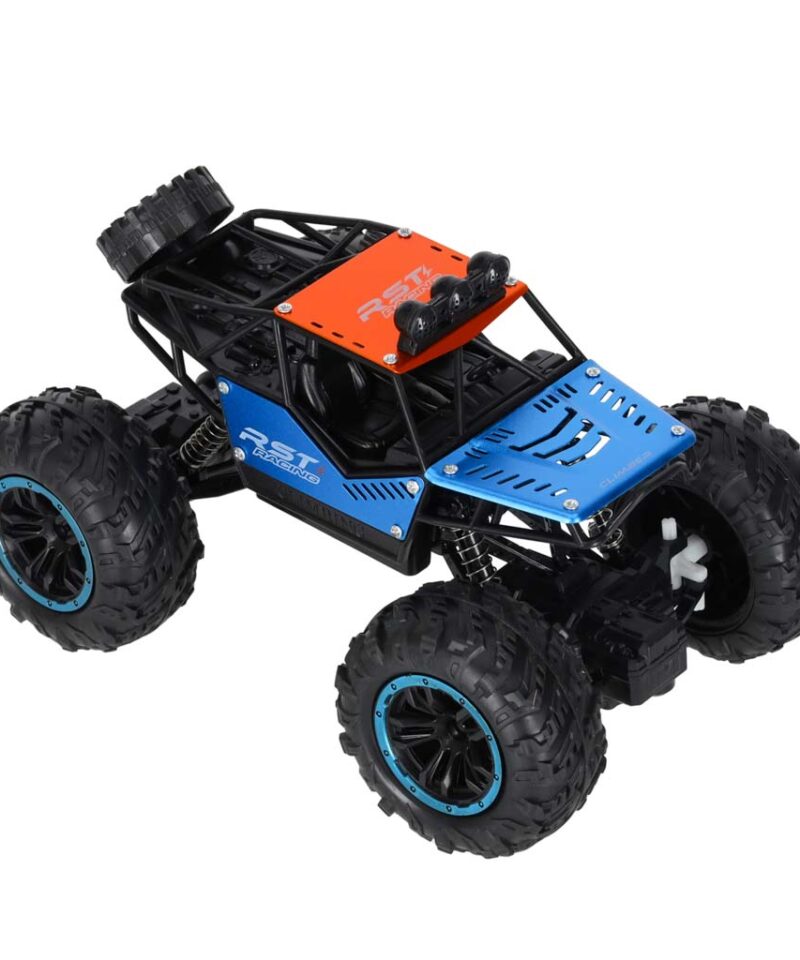 Kaugjuhitav auto sõitmas ebatasasel maastikul