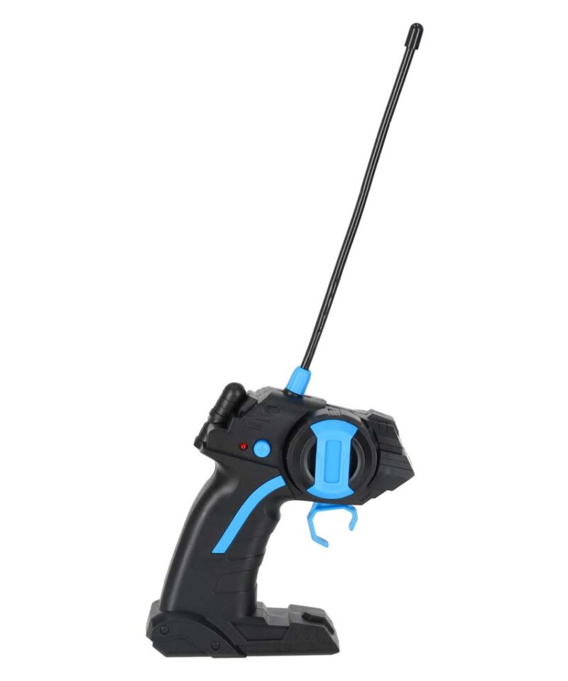 Kaugjuhitav auto sõitmas ebatasasel maastikul