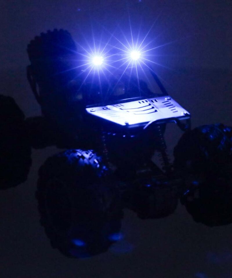 Kaugjuhitav auto sõitmas ebatasasel maastikul