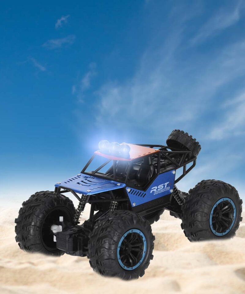 Kaugjuhitav auto sõitmas ebatasasel maastikul