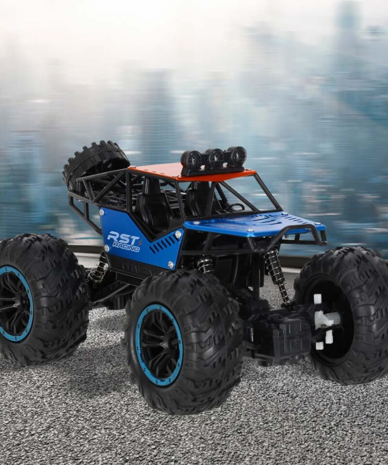 Kaugjuhitav auto sõitmas ebatasasel maastikul