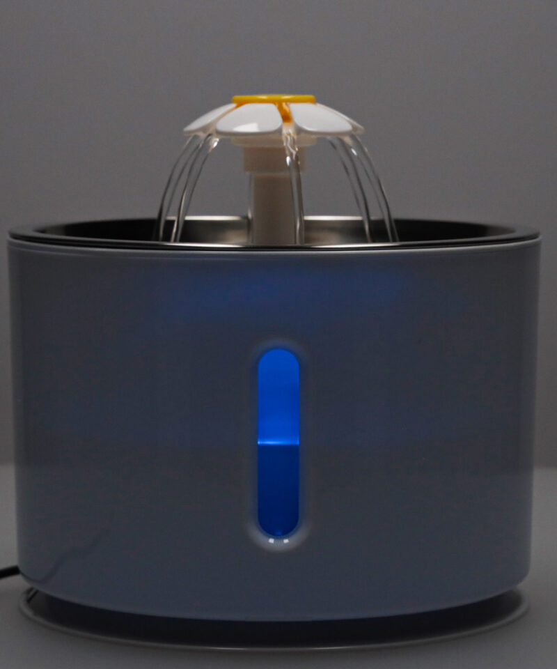 Valge ja hõbedane joogifontään