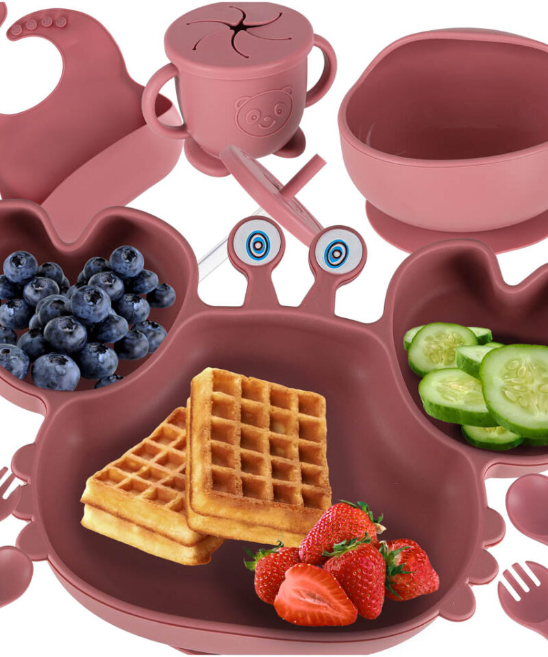 Laste silikoonist nõudekomplekt laual