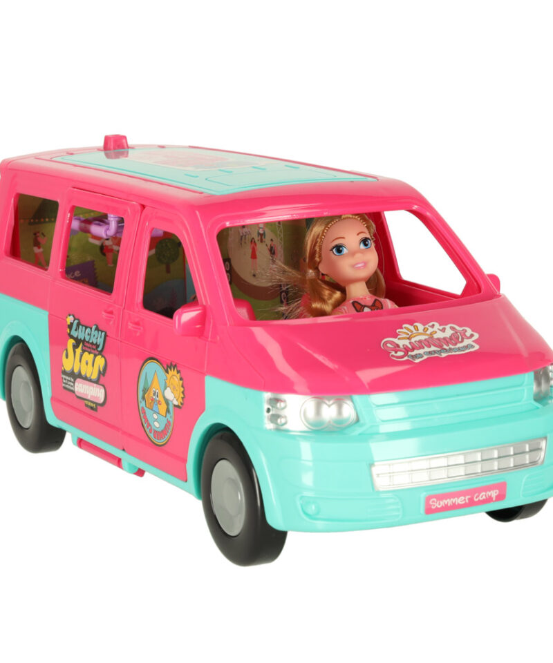 Lahtikäiv matkaauto avatud uste ja katusega