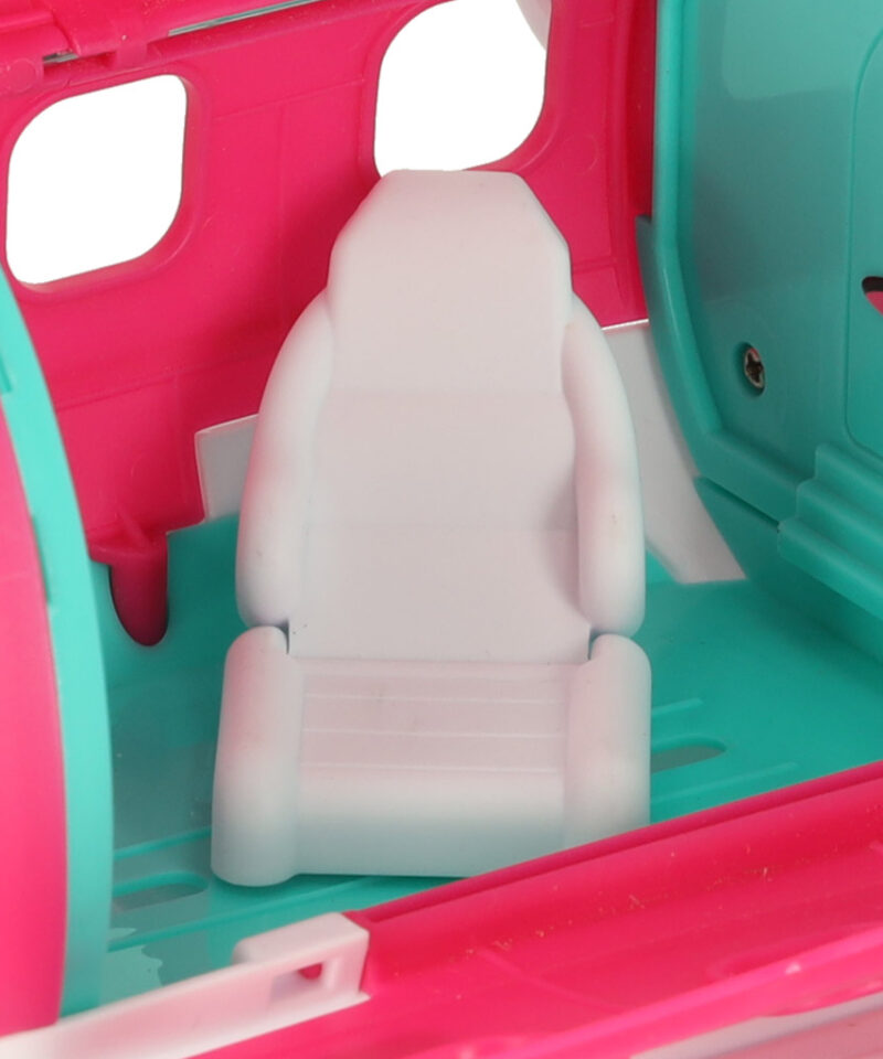 Värvikas lennuk koos koerakese ja kohvriga