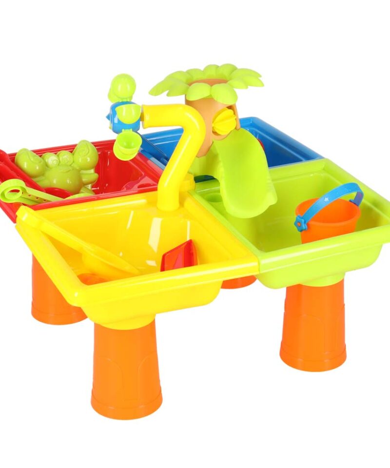 Lapsed mängivad veemängulaual rõdul