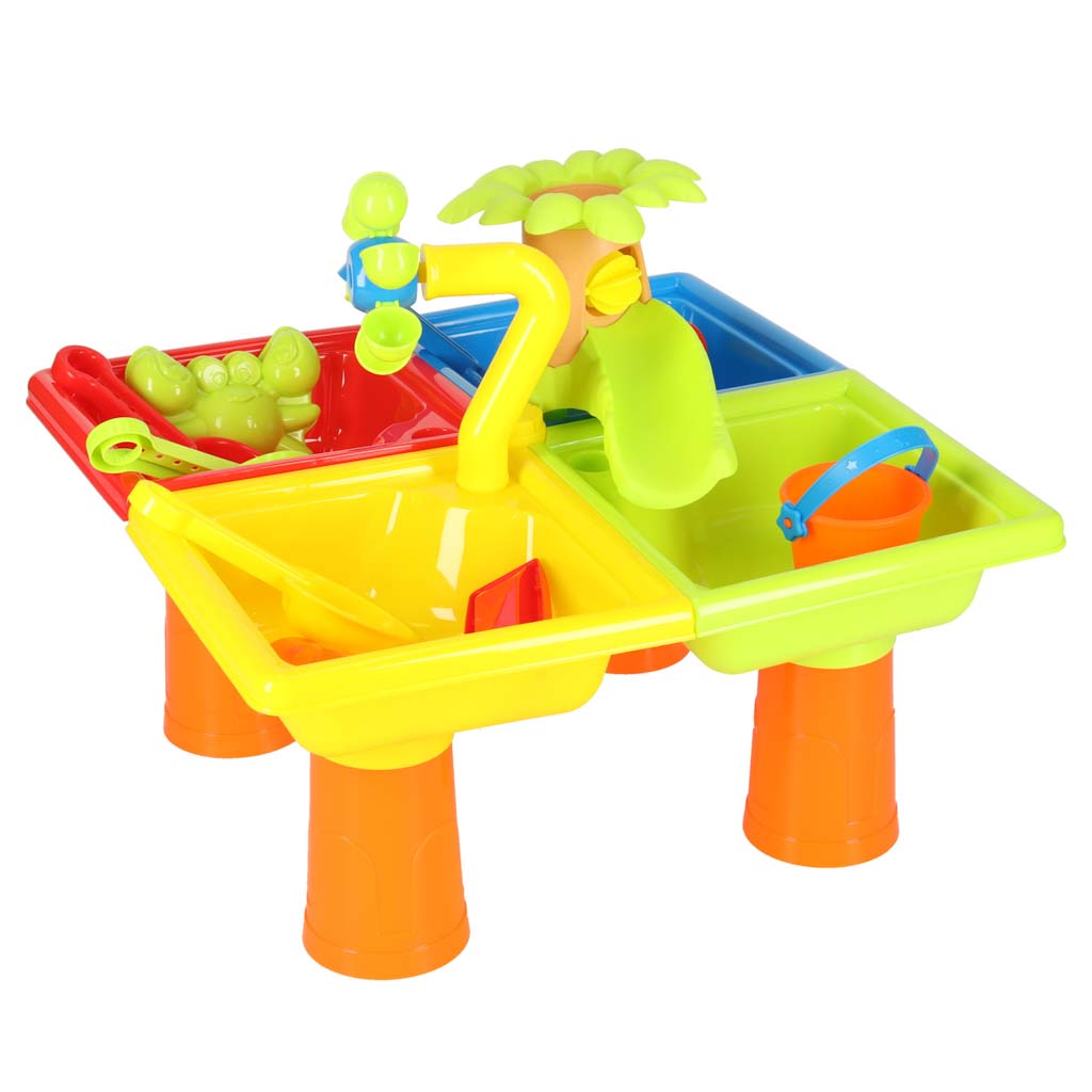 Lapsed mängivad veemängulaual rõdul