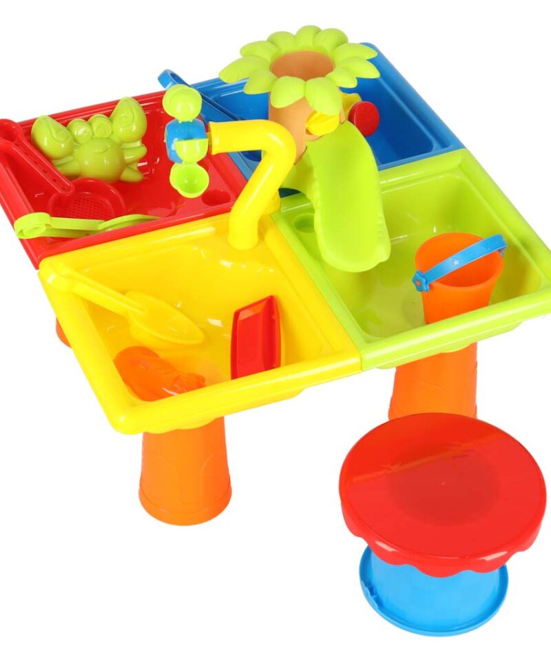 Loovust arendav veemängulaud rannas