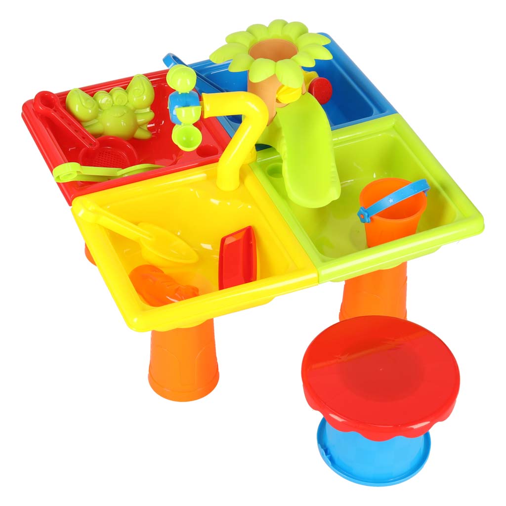 Loovust arendav veemängulaud rannas