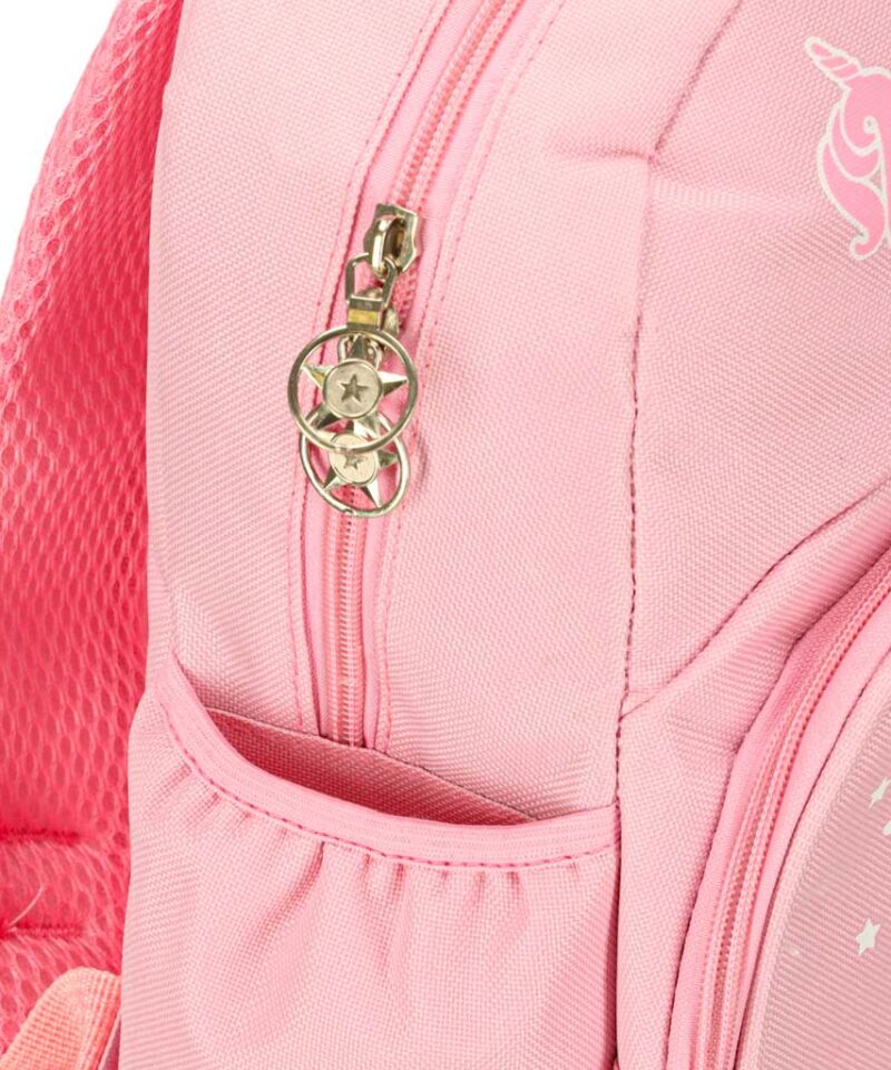 Roosa seljakott ükssarviku motiiviga