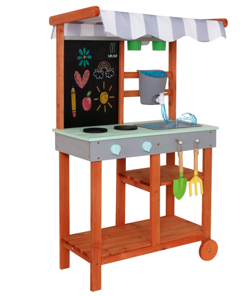 Laste puidust aiaköök õues