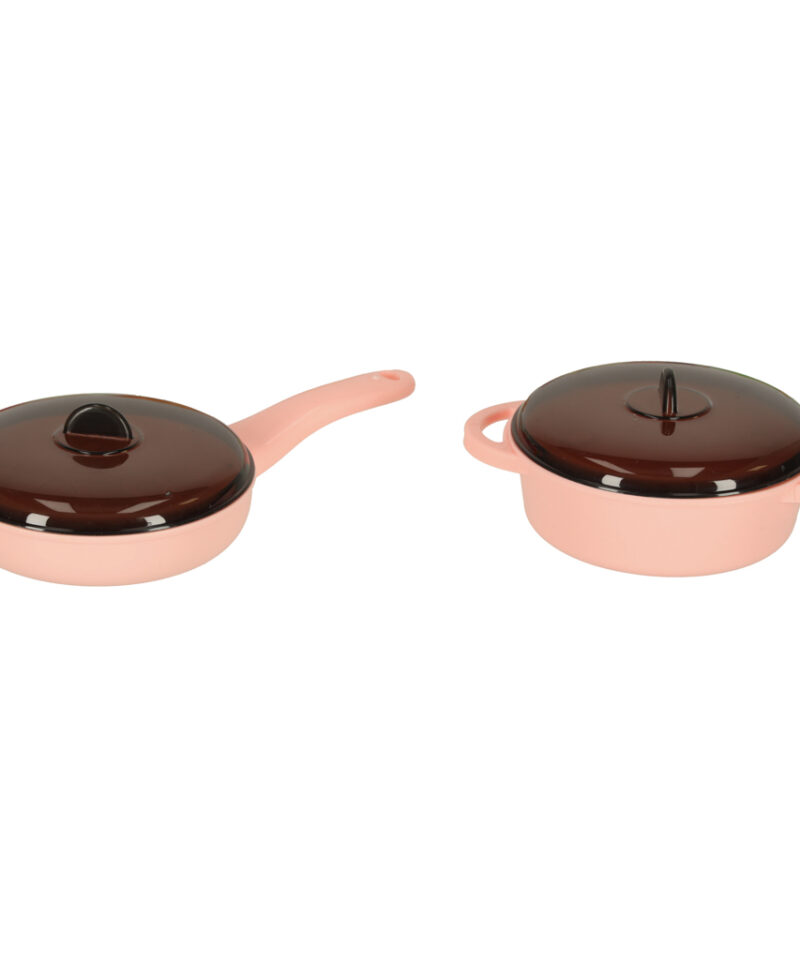 Lapsed mängivad köögimängu komplektiga