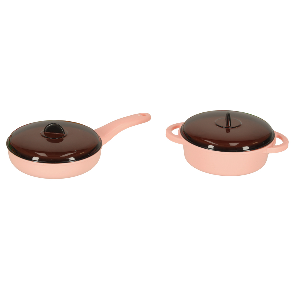 Lapsed mängivad köögimängu komplektiga