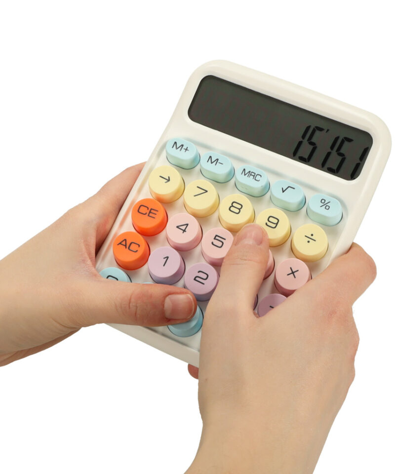 Atraktiivne kalkulaator, mis lisab lauale isikupära