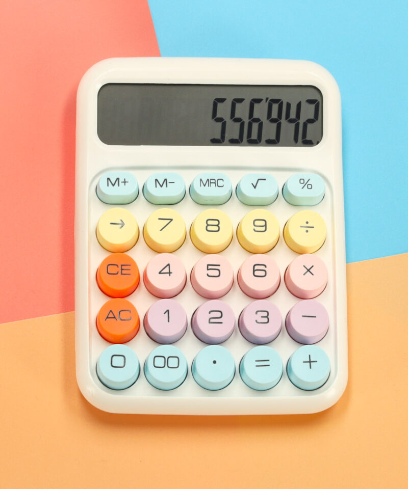 Atraktiivne kalkulaator, mis lisab lauale isikupära