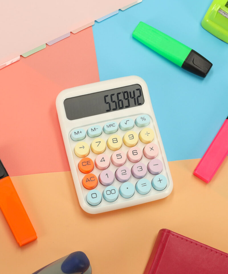 Atraktiivne kalkulaator, mis lisab lauale isikupära