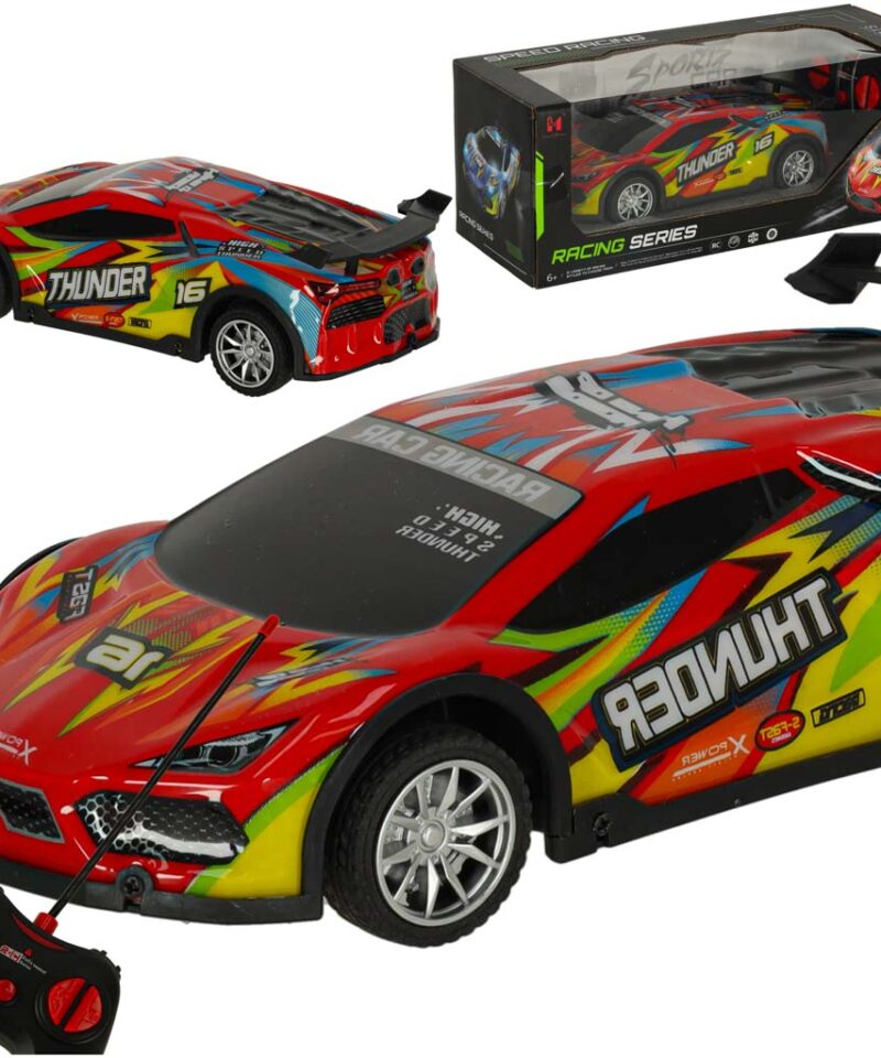 Punane driftiauto manööverdab toas