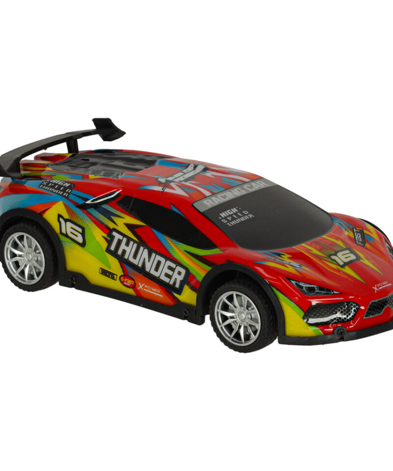 Laps mängib punase driftiautoga