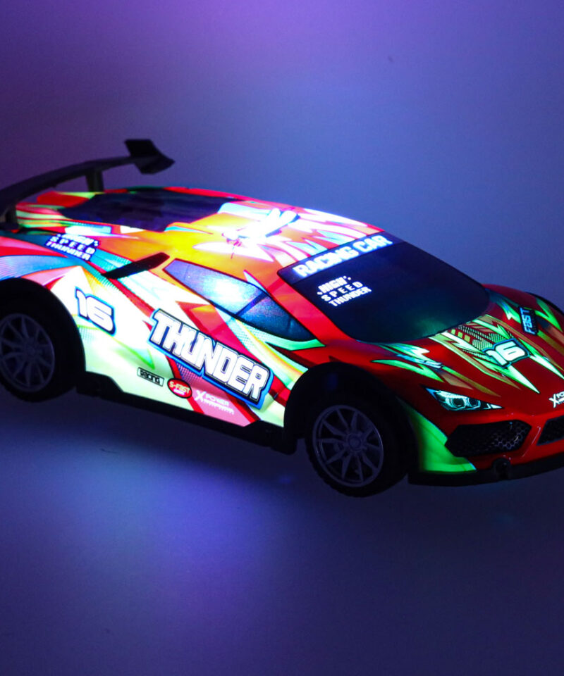 Driftiauto juhtpult käes