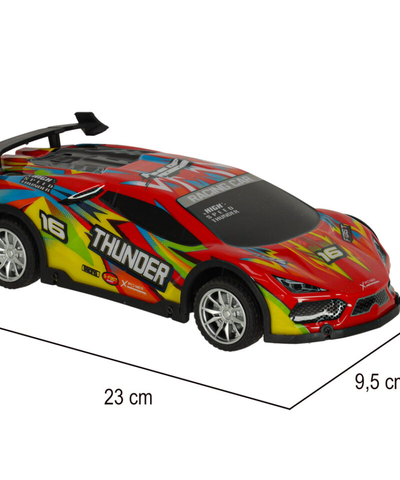 Punane auto sõidab õues