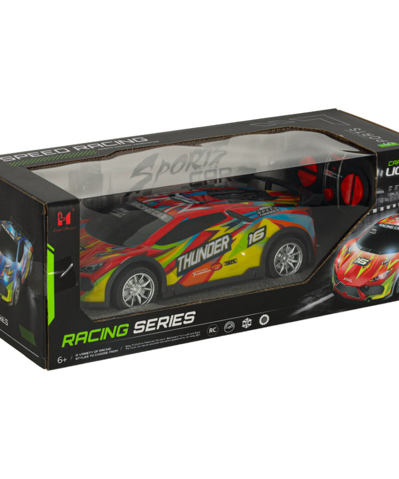 Punane auto sõidab õues