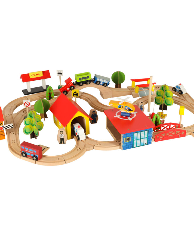 Lapsed mängivad puidust rongikomplektiga