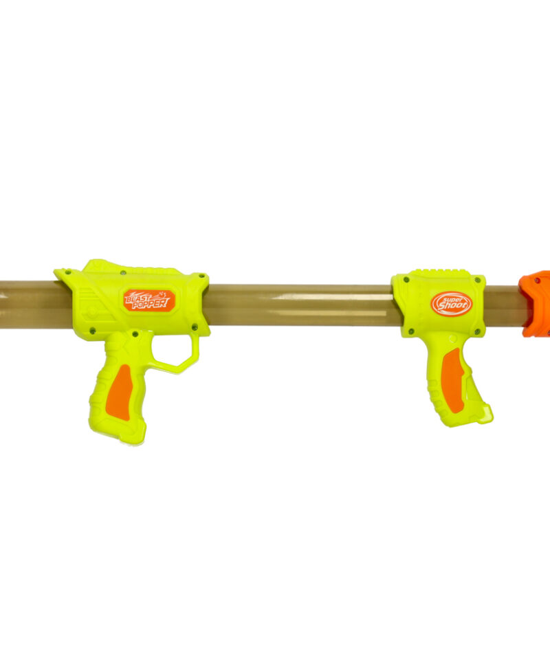 Lapsed mängivad rohelise mängupüssiga