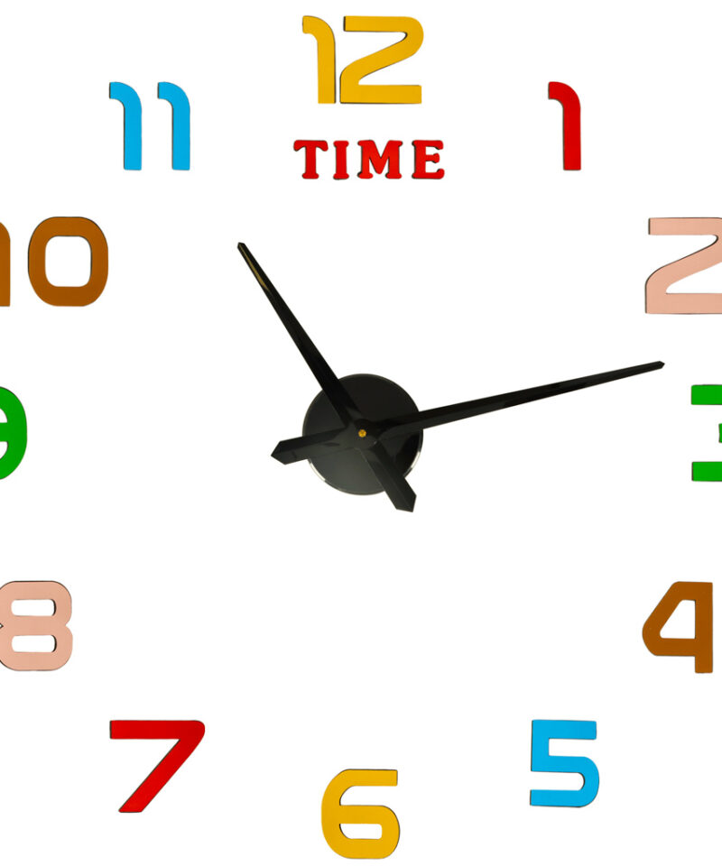 Värviline seinale kleebitav kell interjööris