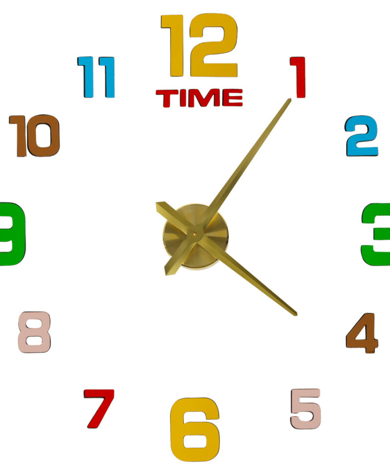 Värviline seinakell kuldsete osutitega seinal
