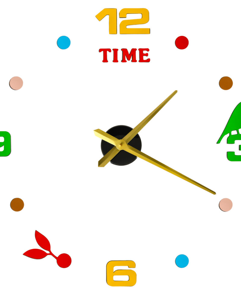 Seinale kleebitav kell koos kuldsete osutitega