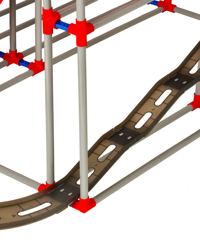 Auto sõidab tagurpidi rajal