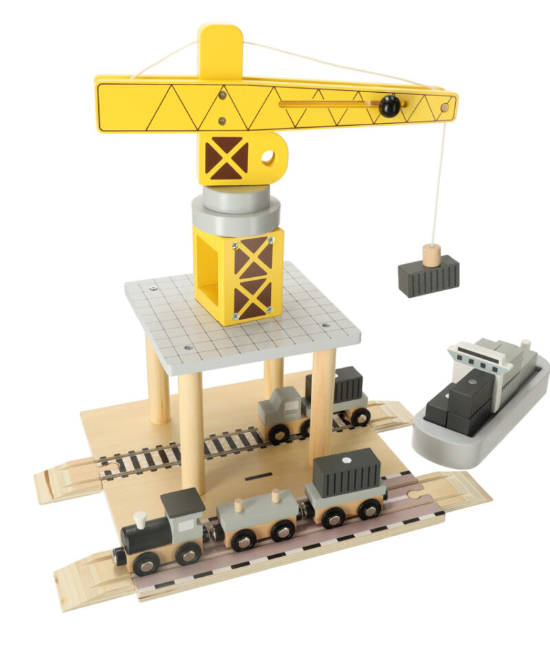 Puidust sadamakraana mängukomplekt laual