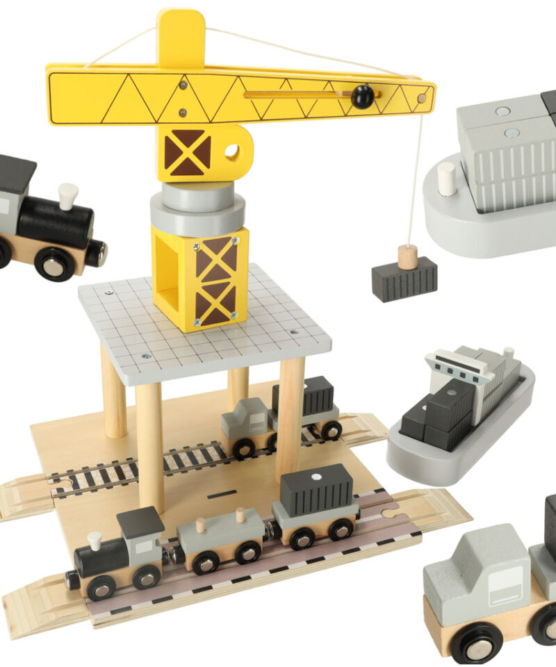 Lapsed mängivad sadamakraanaga