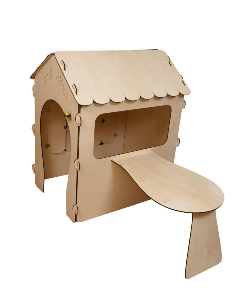 Puidust laste mängumaja aias