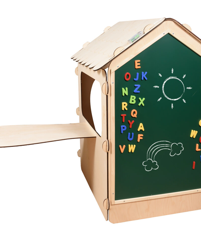 Laste mängumaja kriiditahvliga